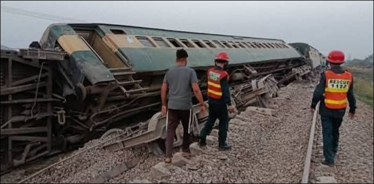 کراچی سے لاہور جانے والی شالیمار ایکسپریس ٹریلر سے ٹکرا گئی