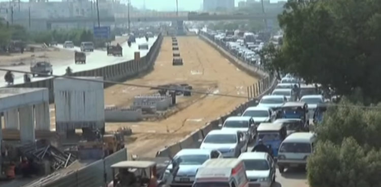 کراچی یونیورسٹی روڈ پر ریڈ لائن منصوبہ عوام کے لیے درد سر بن گیا، یہ بس منصوبہ مکمل کب ہوگا؟