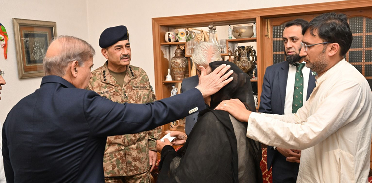 وزیراعظم  کی آرمی چیف  کے ہمراہ شہید  اسکواڈرن لیڈر عثمان یوسف  کے گھر آمد