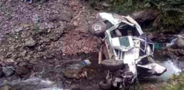 مانسہرہ: کار کھائی میں گرنے سے میاں بیوی جاں بحق، ڈیڑھ سالہ بچہ معجزانہ طور پر محفوظ رہا