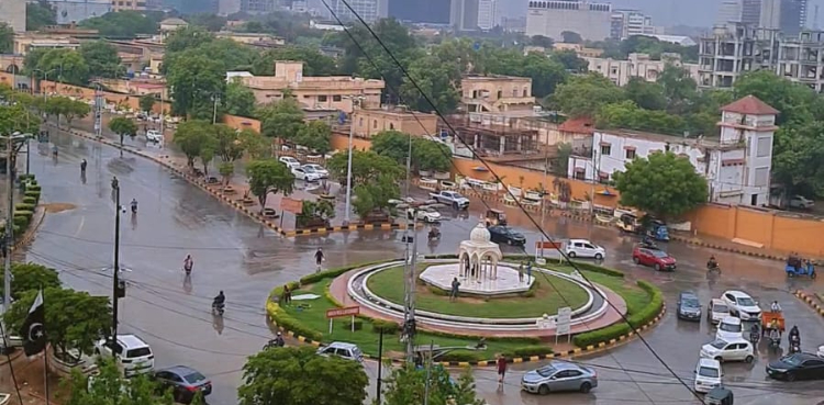 کراچی کے مختلف علاقوں میں رات گئے ہلکی بارش سے موسم خوشگوار