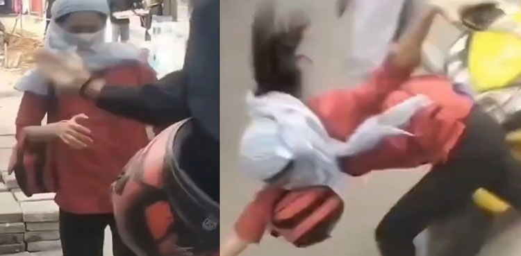 بائیک رائیڈر نے خاتون کو تھپڑ مار کرزمین پر گرادیا، ویڈیو سامنے آگئی