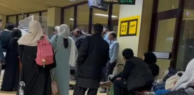 پروازوں کی منسوخی : کراچی ایئرپورٹ پر مسافروں کا رش