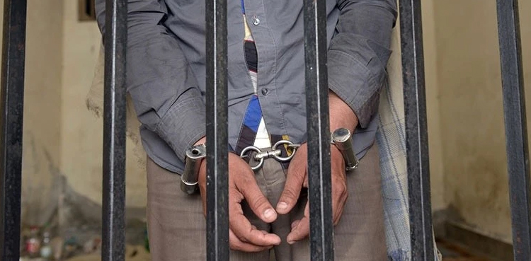تاجروں سے کروڑوں روپے لوٹنے والے 2 پولیس اہلکار ساتھیوں سمیت گرفتار