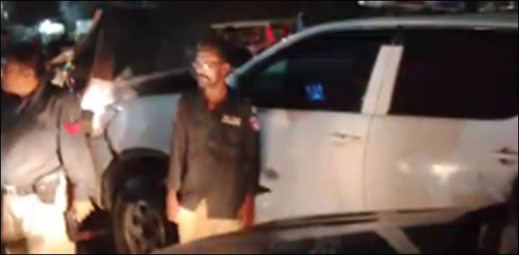 تیز رفتار سرکاری ڈبل کیبن گاڑی کی ٹکر سے رکشہ مکمل تباہ، ویڈیو