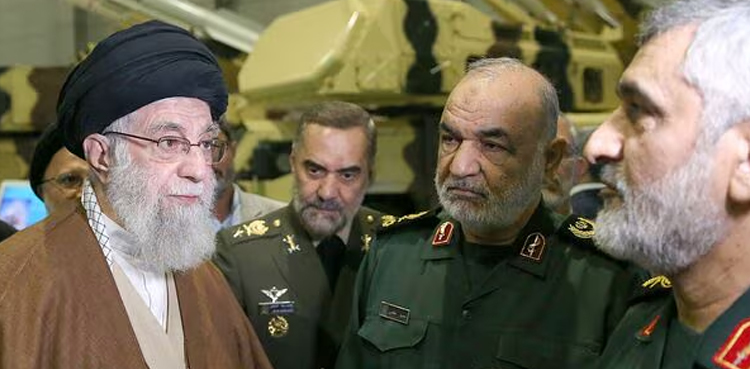 ایرانی سپریم لیڈر آیت اللّٰہ علی خامنہ ای کا جنگ کے اختیارات سے متعلق  بڑا فیصلہ