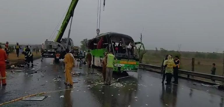بارش کے دوران موٹر وے پر سفر کرنے والے یہ کام ہرگز نہ کریں، اہم ایڈوائزری جاری
