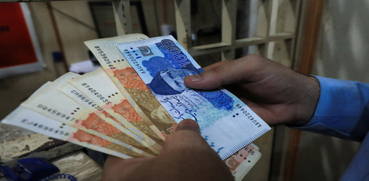 غربت کا پیمانہ  تبدیل ، پاکستان میں ماہانہ کتنے روپے کمانے والا غریب کہلائے گا؟