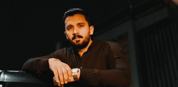 پولیس کو یو ٹیوبر رجب بٹ کو گرفتار کرنے سے روک دیا گیا