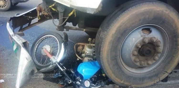 تیز رفتار ٹرک نے موٹر سائیکل سوار فیملی کو کچل ڈالا