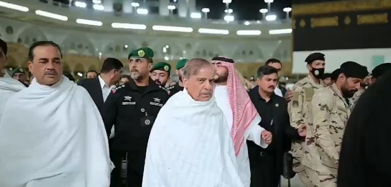 وزیراعظم اور فیلڈ مارشل کی عمرہ ادائیگی، باب کعبہ خصوصی طور پر کھولا گیا (ویڈیو)