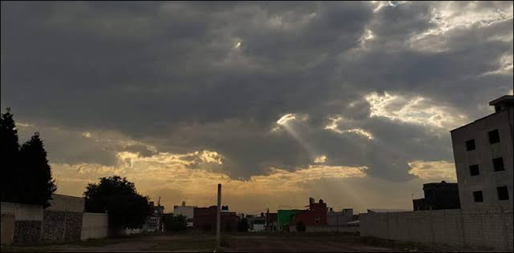 کراچی میں بادلوں کے ڈیرے اور حبس کی فضا برقرار، کیا بارش ہوگی؟ محکمہ موسمیات نے بتادیا