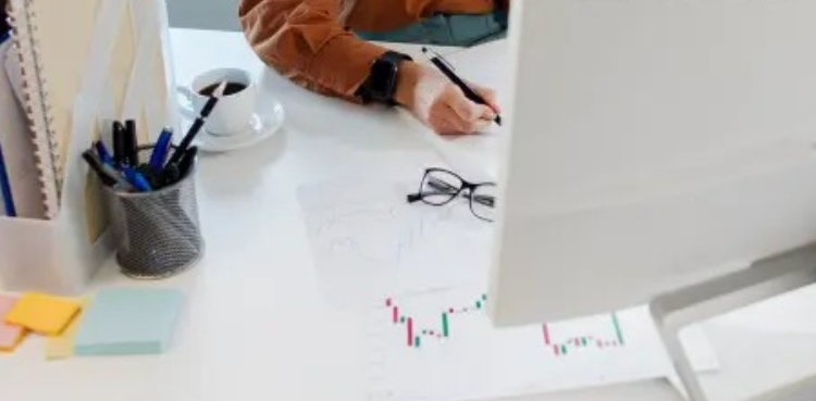 بیک وقت دو سرکاری نوکری کرنے والی خاتون افسر کیخلاف مقدمہ درج، ملزمہ برطانیہ فرار