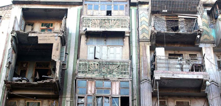 کراچی کی مزید 2 مخدوش عمارتیں خالی کرا لی گئیں، مزاحمت پر 4 مکین زیر حراست