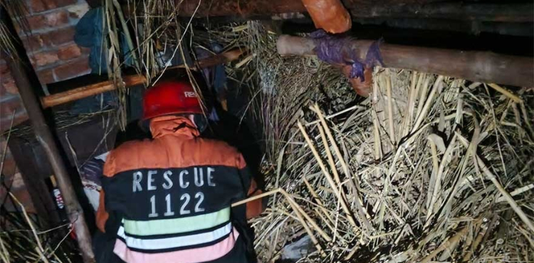 لکڑی سے بنی چھت گرنے سے میاں بیوی جاں بحق، 3 بچے معجزانہ طور پر محفوظ رہے