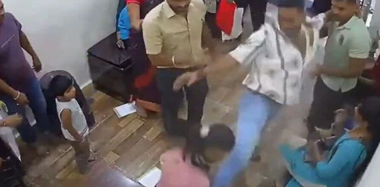 ڈاکٹر کے پاس جانے کیوں نہ دیا؟ خاتون ریسپشنسٹ پر مرد نے لاتوں کی بارش کردی