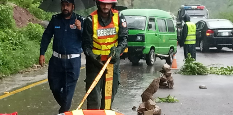 مری میں لینڈ سلائیڈنگ کی زد میں آکر ڈپٹی کمشنر زخمی، اسپتال منتقل