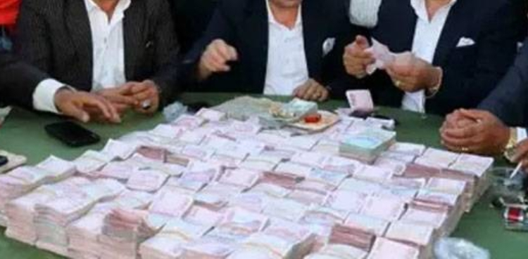 2 کلو سونا اور دلہا کو ڈیڑھ کروڑ روپے سلامی، شاہانہ شادی کہاں ہوئی؟ ویڈیو