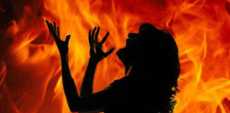 شادی سے انکار پر لڑکی نے لڑکے کے گھر کے سامنے خود کو آگ لگا دی