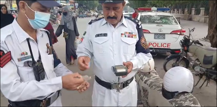 ٹریفک پولیس نے متعدد ٹریفک اہلکاروں کے چالان کر دیے