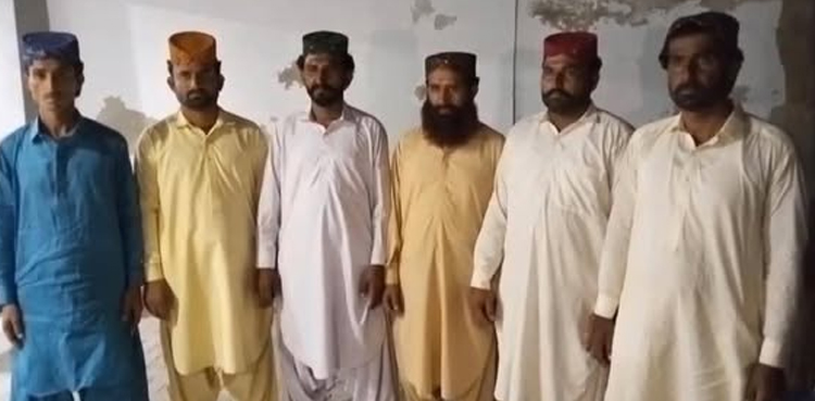 50 لاکھ سر کی قیمت والا کچے کا ڈاکو دیگر 6 ساتھیوں سمیت پولیس کے سامنے سرنڈر