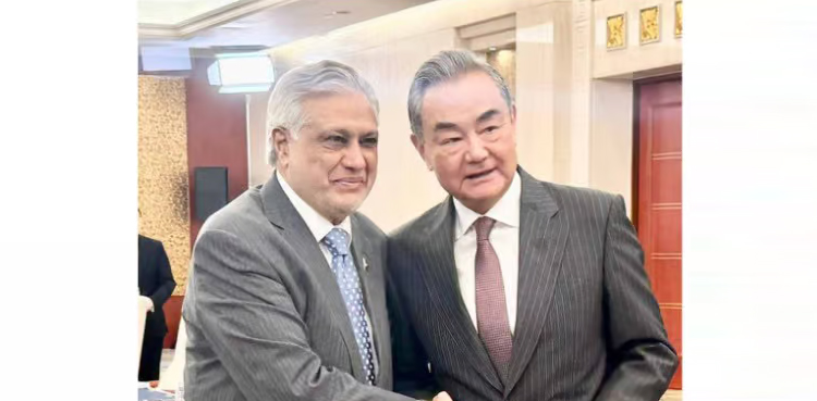 اسحاق ڈار نے  چینی وزیر خارجہ  سے ملاقات،   تعاون بڑھانے پر اتفاق