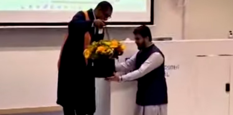 مدرسہ کے طالب علم کا غیرملکی یونیورسٹی سے پی ایچ ڈی کرنے کا ناقابل یقین سفر