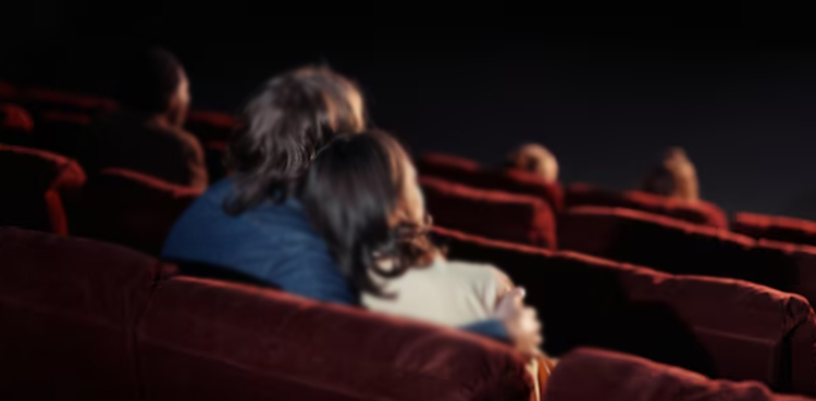 باپ کو قتل کرنے کے بعد بیٹی آشنا کیساتھ فلم دیکھنے سینما چلی گئی