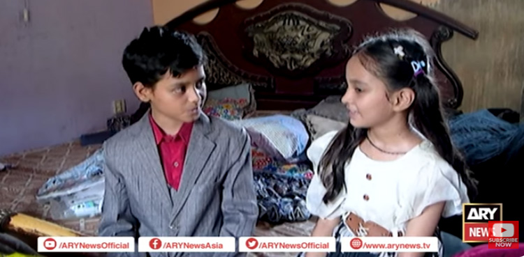 کراچی کے دو ہونہار بچوں نے گھر کو ہی اسکول بنا لیا، دلچسپ رپورٹ