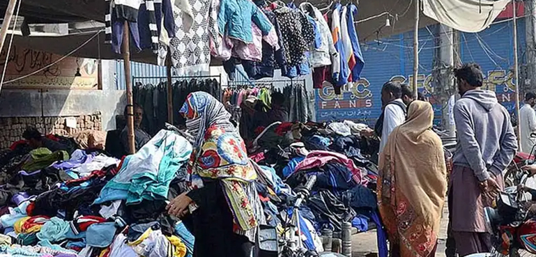 پاکستان کی آدھی آبادی نے لُنڈا بازاروں سے پرانے کپڑے خریدے، گیلپ سروے
