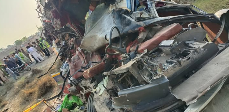 مظفر گڑھ میں بس اور ٹریلر کا خوف ناک تصادم، خواتین اور بچوں سمیت 6 جاں بحق
