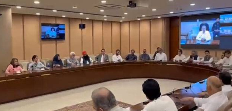 پی ٹی آئی پارلیمانی اجلاس سے قبل پارٹی رہنما ایک دوسرے پر پھٹ پڑے، کس نے کس پر کیا الزام لگایا؟