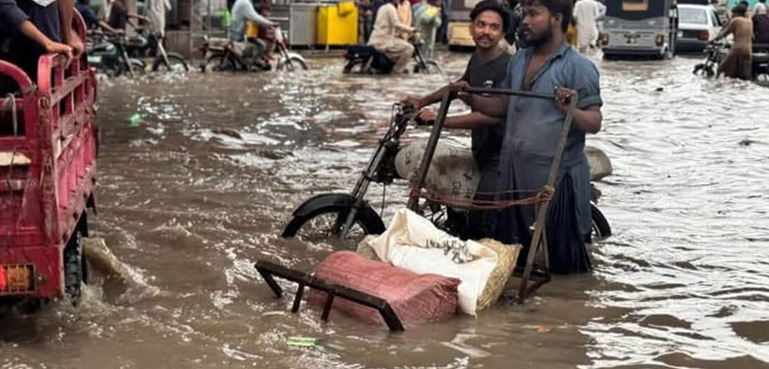 24 گھنٹے گزرنے کے باوجود حیدرآباد سے برساتی پانی کی نکاسی نہ ہو سکی