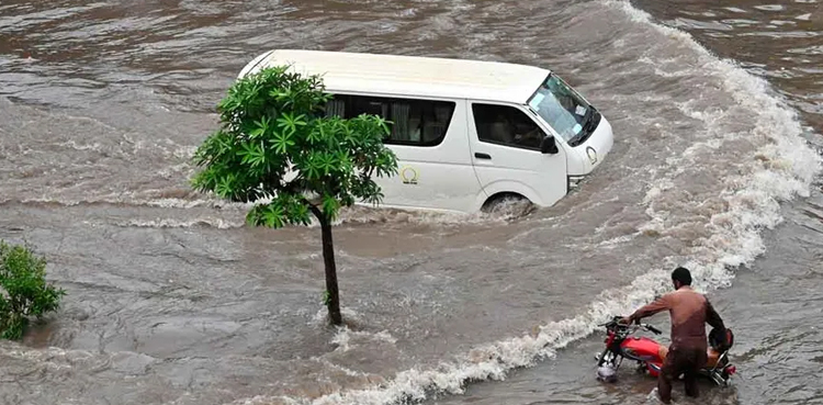 دریاؤں میں انتہائی اونچے درجے کے سیلاب کا الرٹ جاری ، لاہور ، گوجرانوالہ اور گجرات میں اربن فلڈنگ کا خدشہ