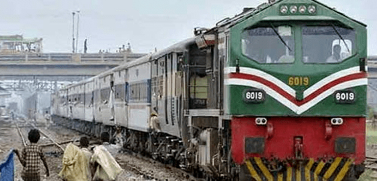 کراچی: خاتون نے بچے کے ہمراہ چلتی ٹرین سے کیوں چھلانگ لگائی؟
