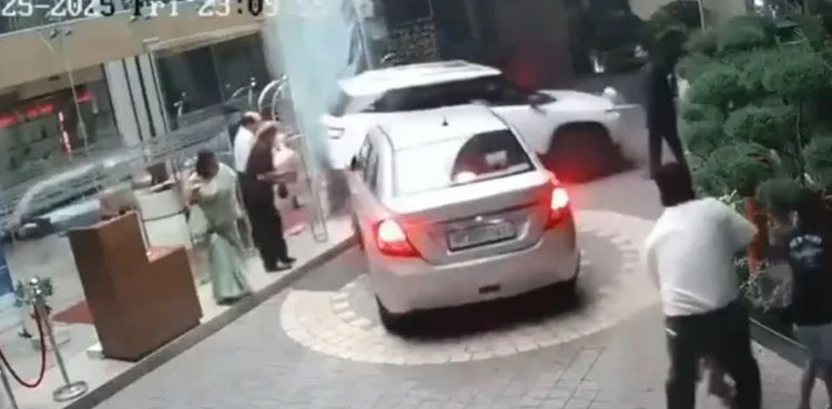 خاتون نے گاڑی ریورس کرتے ہوئے ہوٹل کا شیشہ توڑ دیا، ویڈیو وائرل