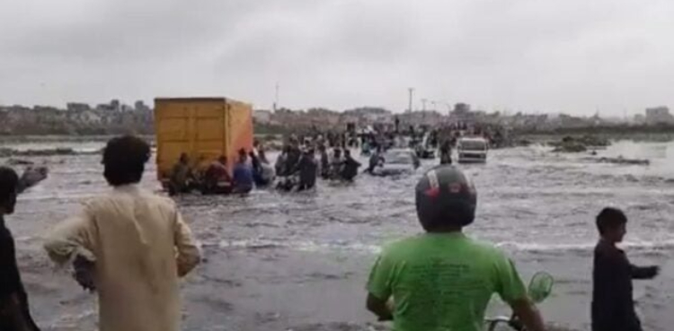 کراچی: ندی میں پانی کی وجہ سے کورنگی کازوے بند