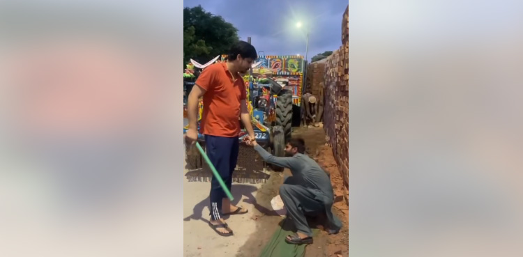 لاہور : مزدوروں پر بدترین تشدد کرنے والے کی ویڈیو وائرل، ملزم گرفتار