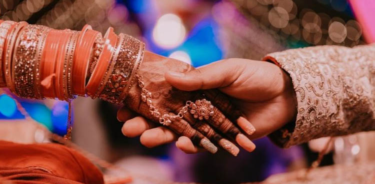 سوشل میڈیا پر دوستی کے بعد شادی، گھر پہنچنے پر دولہا کا دلہن کو پہچانے سے انکار