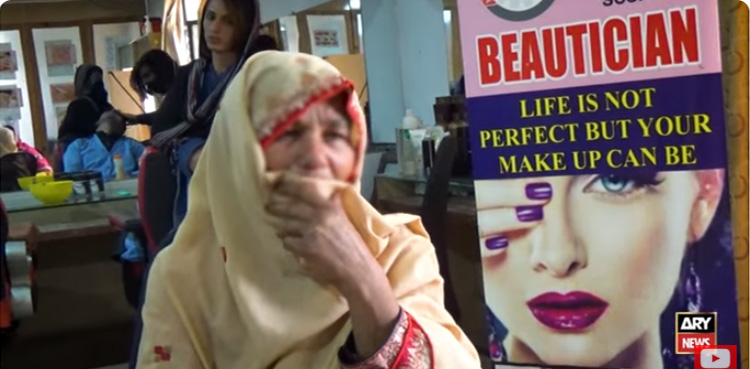 اس کی پیدائش پر میں نے صبر کیا لیکن۔ ۔ ۔ ۔!! خواجہ سرا کی ماں نے دلخراش کہانی سنا دی