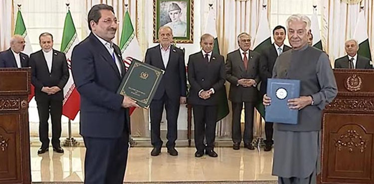 پاکستان اور ایران کے درمیان 13 معاہدوں اور ایم او یوز کی دستاویزات کا تبادلہ