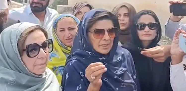 بانی پی ٹی آئی کی 2 بہنوں کو پولیس نے چھوڑ دیا