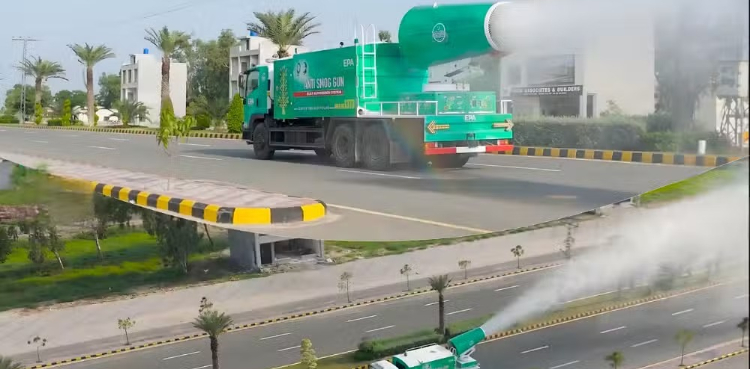 دنیا کا پہلا جدید ترین اینٹی اسموگ سسٹم پاکستان کے کس شہر میں تعینات کیا گیا ہے؟
