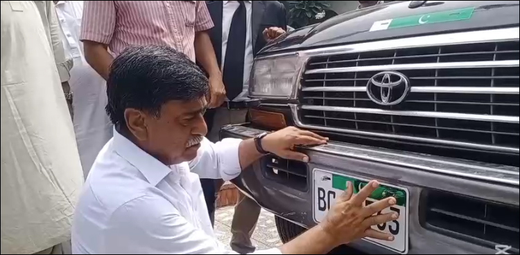 آفاق احمد نے گاڑی پر اجرک کی بجائے پاکستانی پرچم والی نمبر پلیٹ لگا لی