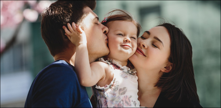 خوب صورت بچوں اور ڈمپلز کی وجہ کون؟ ماں یا باپ؟