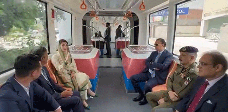 وزیر اعلیٰ  پنجاب کا پہلی اربن الیکٹرک ٹرین "سپر اٹانومس ریپڈٹرانزٹ” میں تجرباتی سفر