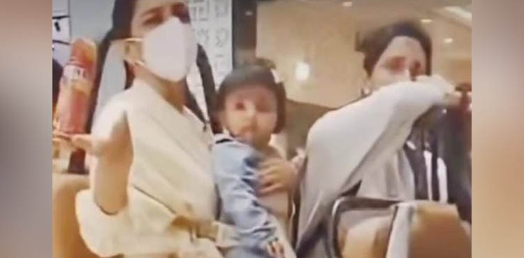 دپیکا پڈوکون بیٹی دعا کی ویڈیو بنانے پر غصے میں آگئیں، ویڈیو وائرل