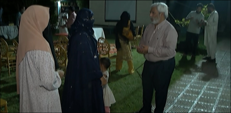 امریکا سے طبی تعلیم کے بعد چائلڈ اسپیشلسٹ نے پبلک پارک میں مفت مشاورت کا سلسلہ شروع کر دیا
