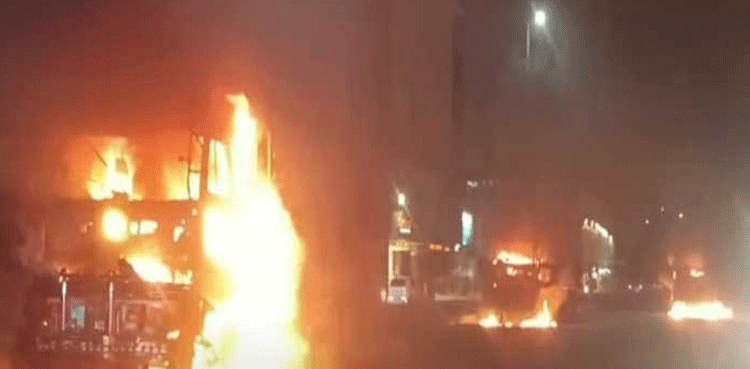 کراچی : راشد منہاس روڈ حادثے کے بعد ڈمپروں کو آگ لگانے کے واقعات ،  تحقیقاتی ٹیم تشکیل