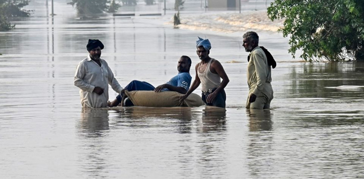 پنجاب میں سیلاب کے باعث 33 افراد جاں بحق، 2200 دیہات متاثر، 7 لاکھ لوگوں کا انخلا